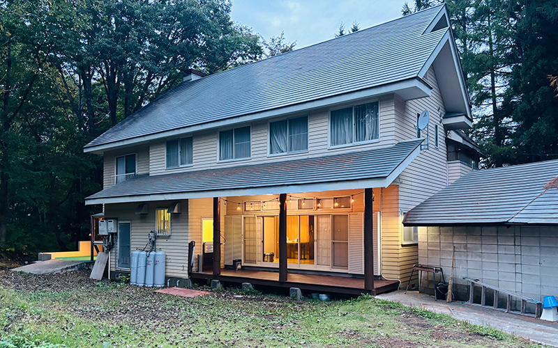 Forest Lounge外観 - 緑に囲まれた一棟貸し温泉宿