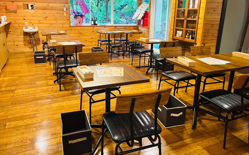 オステリアサンテ - 森のイタリアンレストラン内観