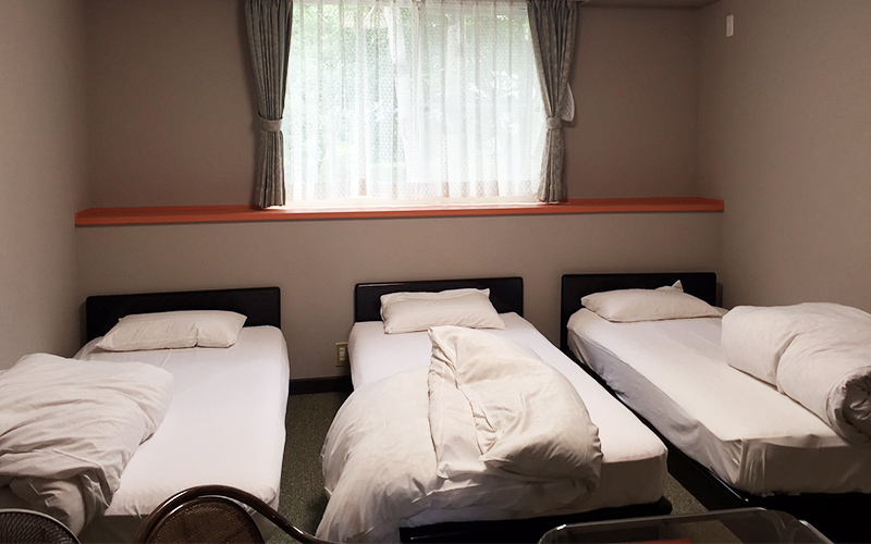 客室 - 清潔感のある落ち着いた寝室