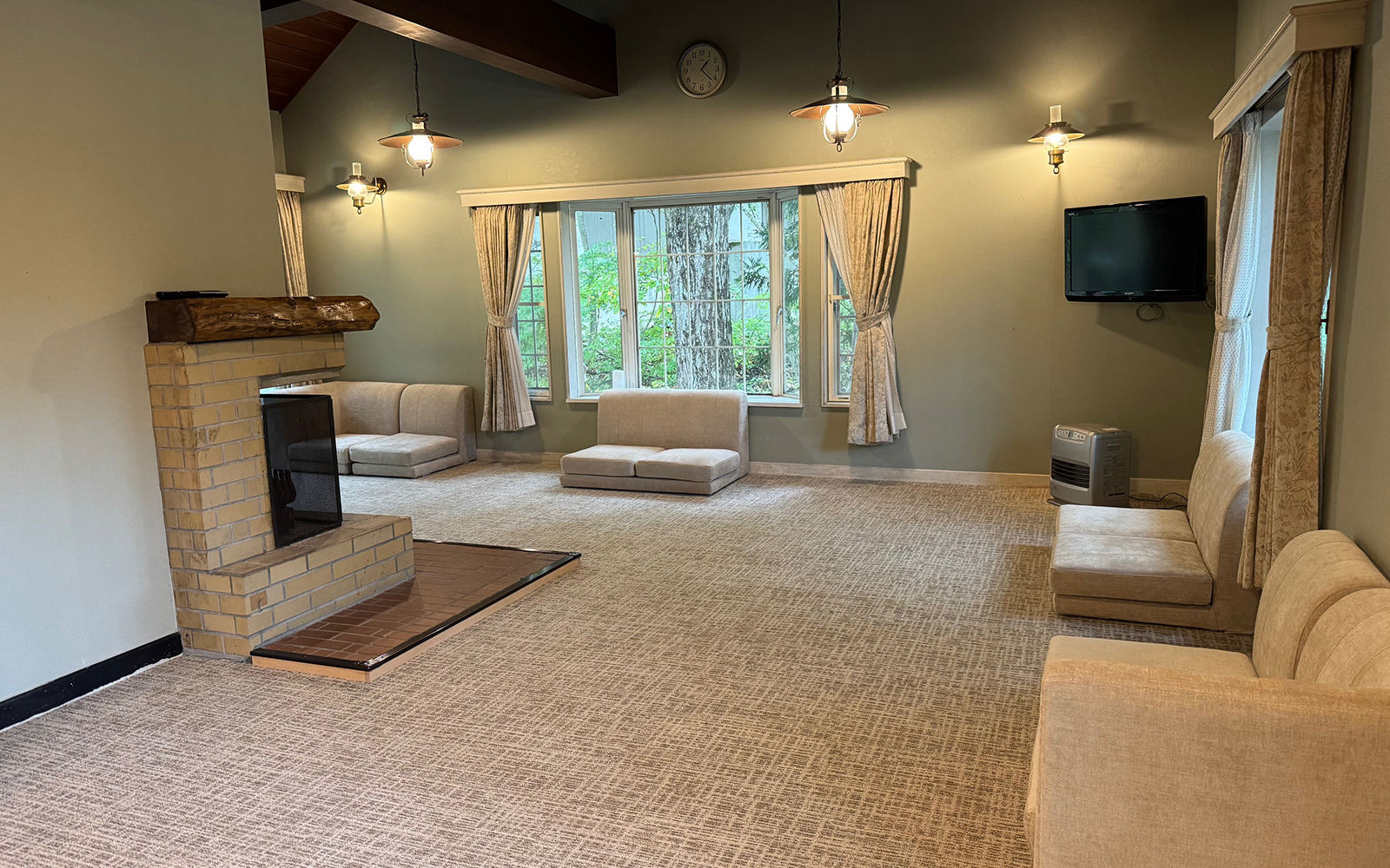 Forest Lounge 館内 - 開放的なリビングスペース