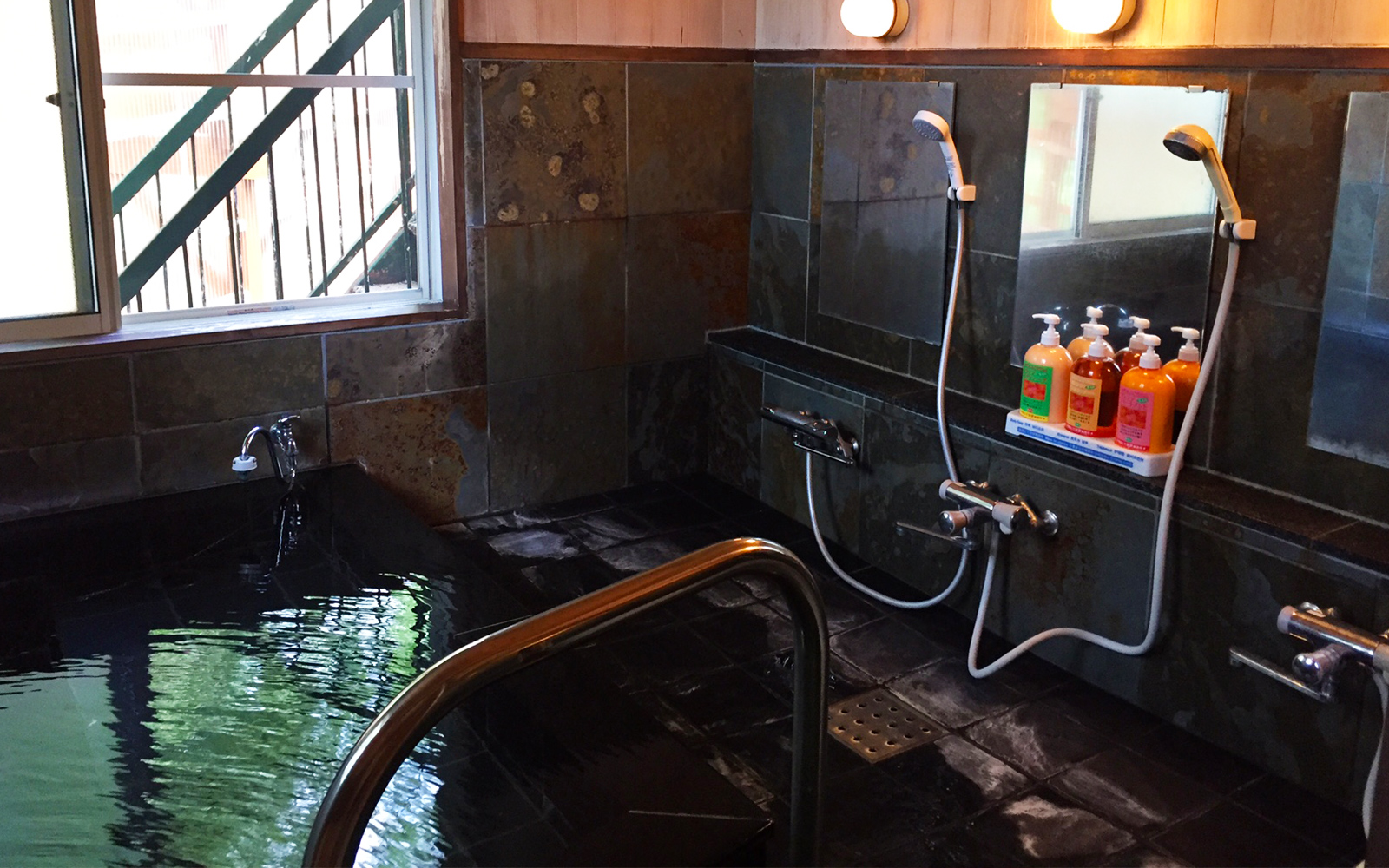 Forest Lounge 温泉 - 天然温泉の浴室